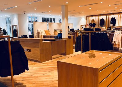 shopfitting prodejny Woolrich, pohled na pokladnu a skříňku