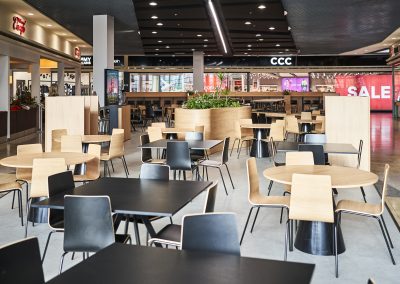 Foodcourt-Bestuhlung in OC Haná