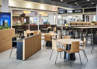 abwechslungsreiche Sitzgelegenheiten im OC Haná Foodcourt